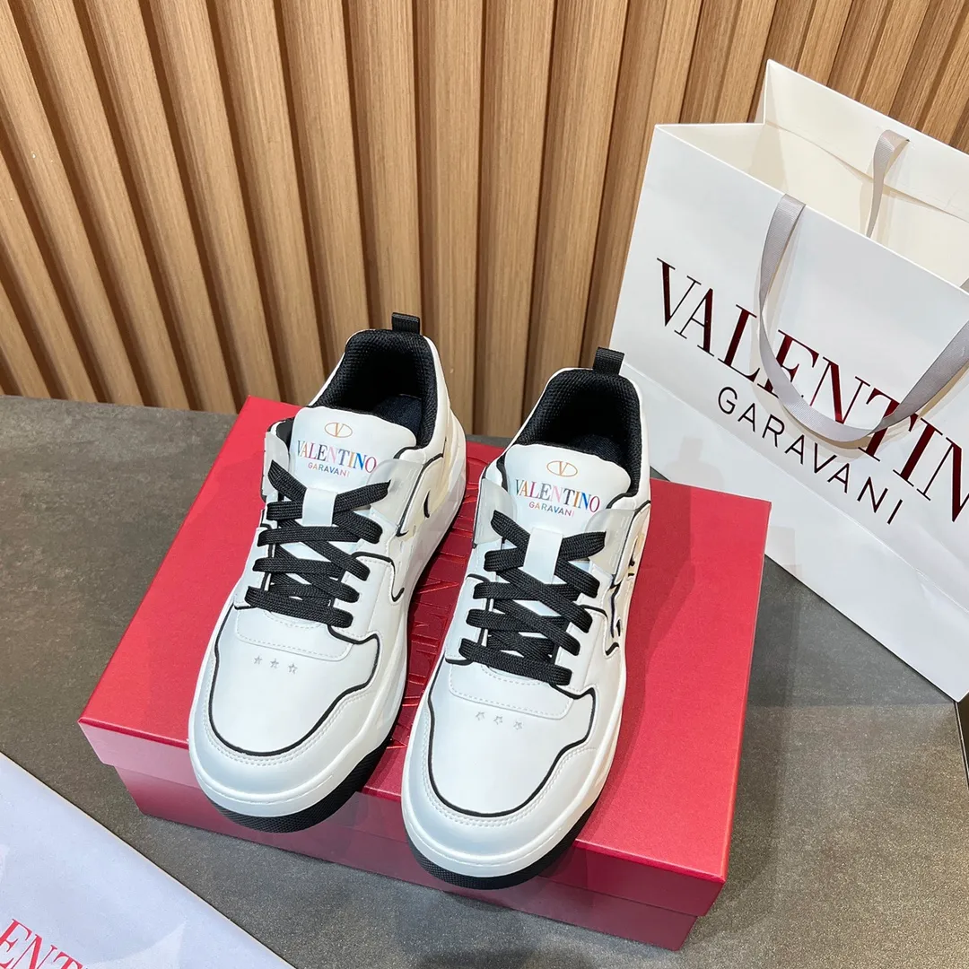 👟👟Ex-factory price 660👟👟 𝑽𝒂𝒍𝒆𝒏𝒕𝒊𝒏𝒐Valentino 𝑶𝒏𝒆𝑺𝒕𝒖𝒅 Couple casual sports shoes series Valentino 2024 new couple sports shoes are on sale. The original ZP was purchased and dismantled. Repeated pattern making and modification. I tried my best to restore it one to one! Top luxury masterpiece Signature five-pointed star design Soft and comfortable genuine leather with contrasting colors brings excellent and elegant texture and excellent on-foot comfort Top purchasing version upper: imported calfskin surface/original oil edge craftsmanship Outsole: original development 𝐓𝐏𝐔 two-color combination outsole Packaging: original configuration complete package Code number: 34-𝟒𝟓